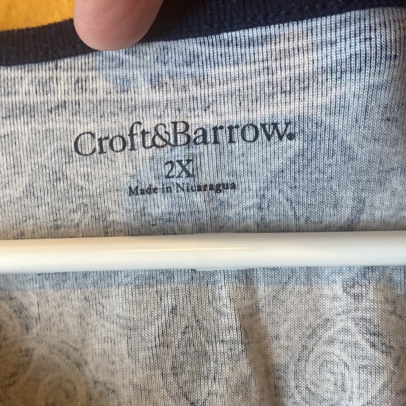 A navy V-neck shirt - Picture 4 of 4